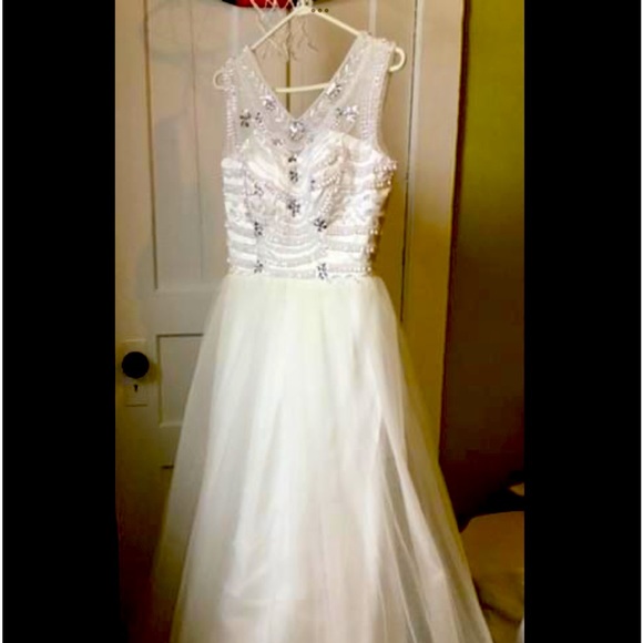 Dresses & Skirts - Lovely “beach” wedding dress - never worn